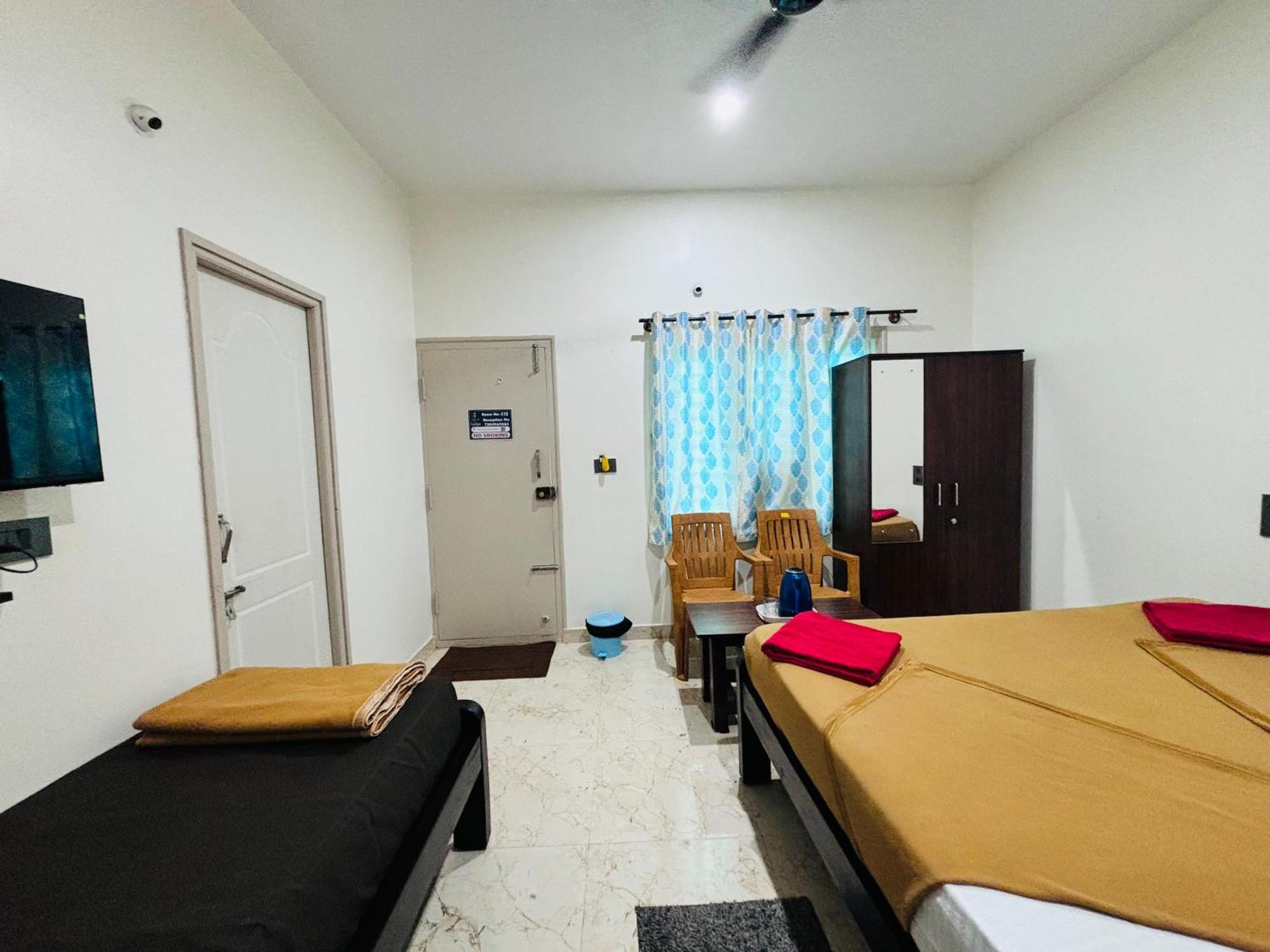 Sri Siri Lodge And Hotel Chikmagalur Bagian luar foto